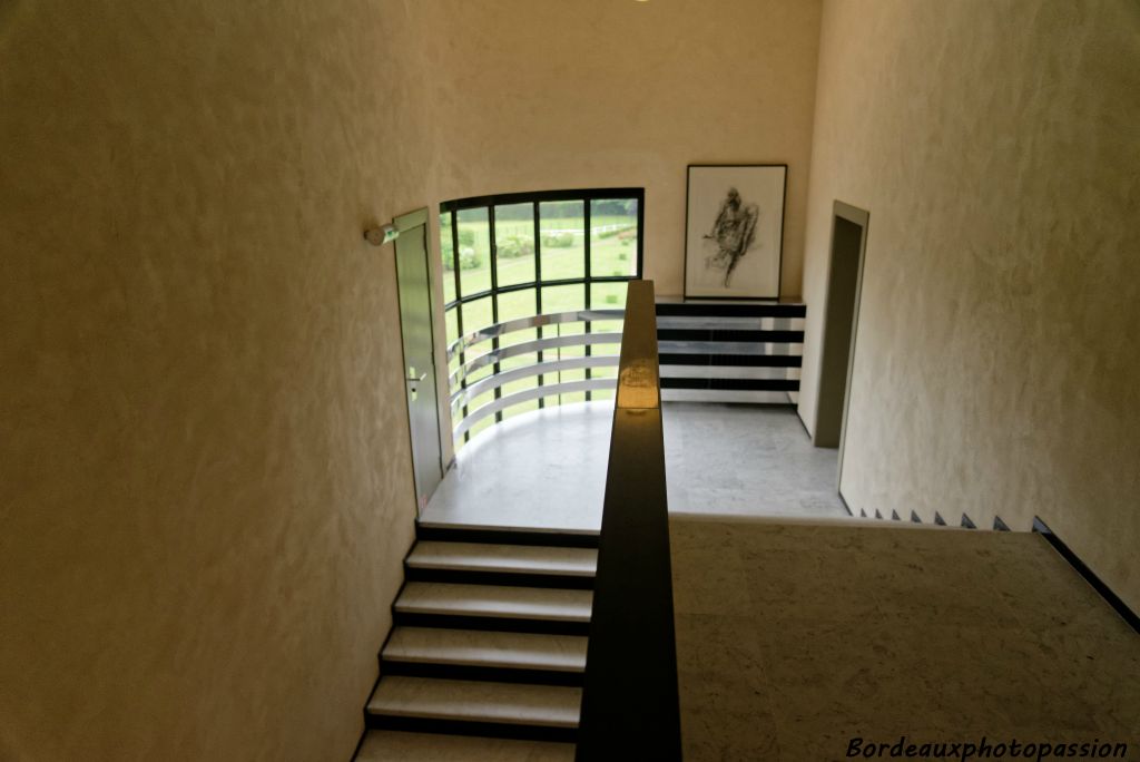 Reprenons l'escalier afin de visiter les sous-sols.